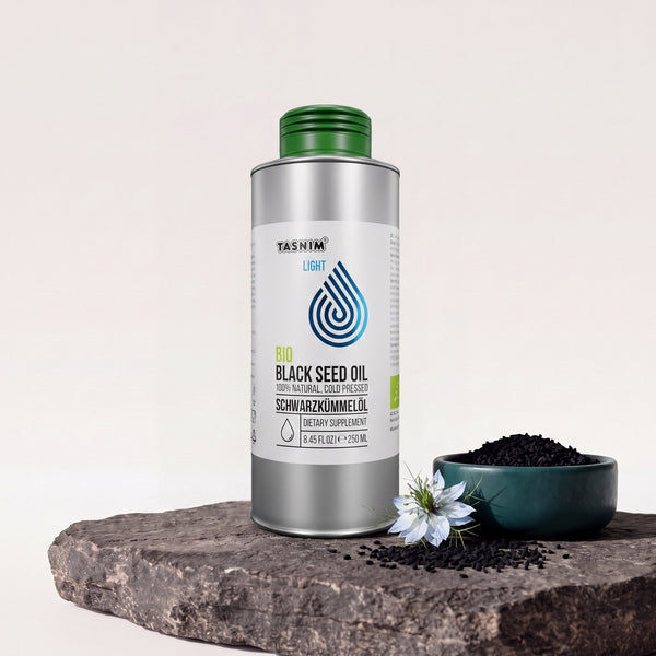 Tasnim Bio Schwarzkümmelöl Light aus Ägypten, 250-ml-Aludose auf Basaltplatte mit Petrol-Schale und Schwarzkümmelsamen