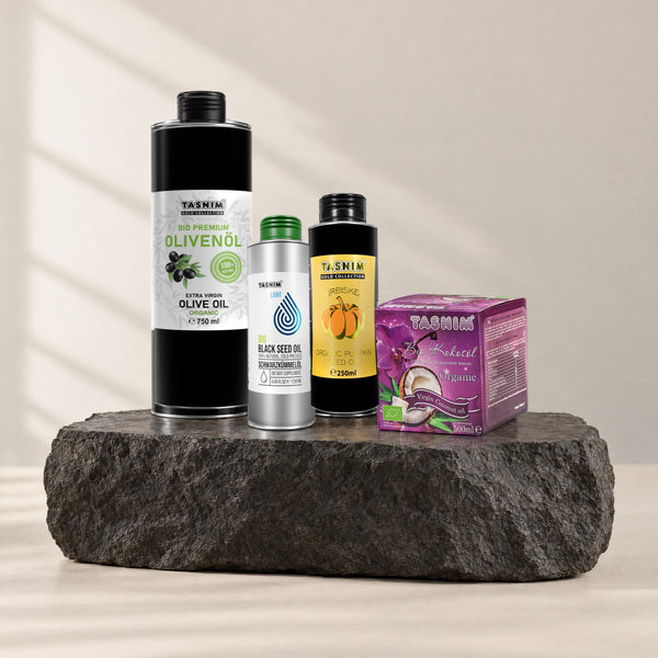 Bio Kitchen Essentials: Bio-Olivenöl 750 ml, Bio-Schwarzkümmelöl 250 ml, Bio-Kokosöl 500 ml und Bio-Kürbiskernöl auf Basaltstein