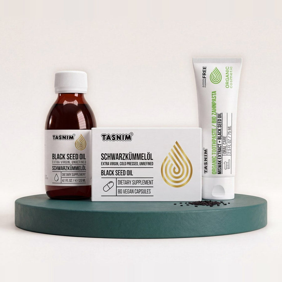 Tasnim Bundle Konfigurator – Schwarzkümmelöl, Schwarzkümmelöl-Kapseln und Bio-Zahnpasta auf petrolfarbenem Podest