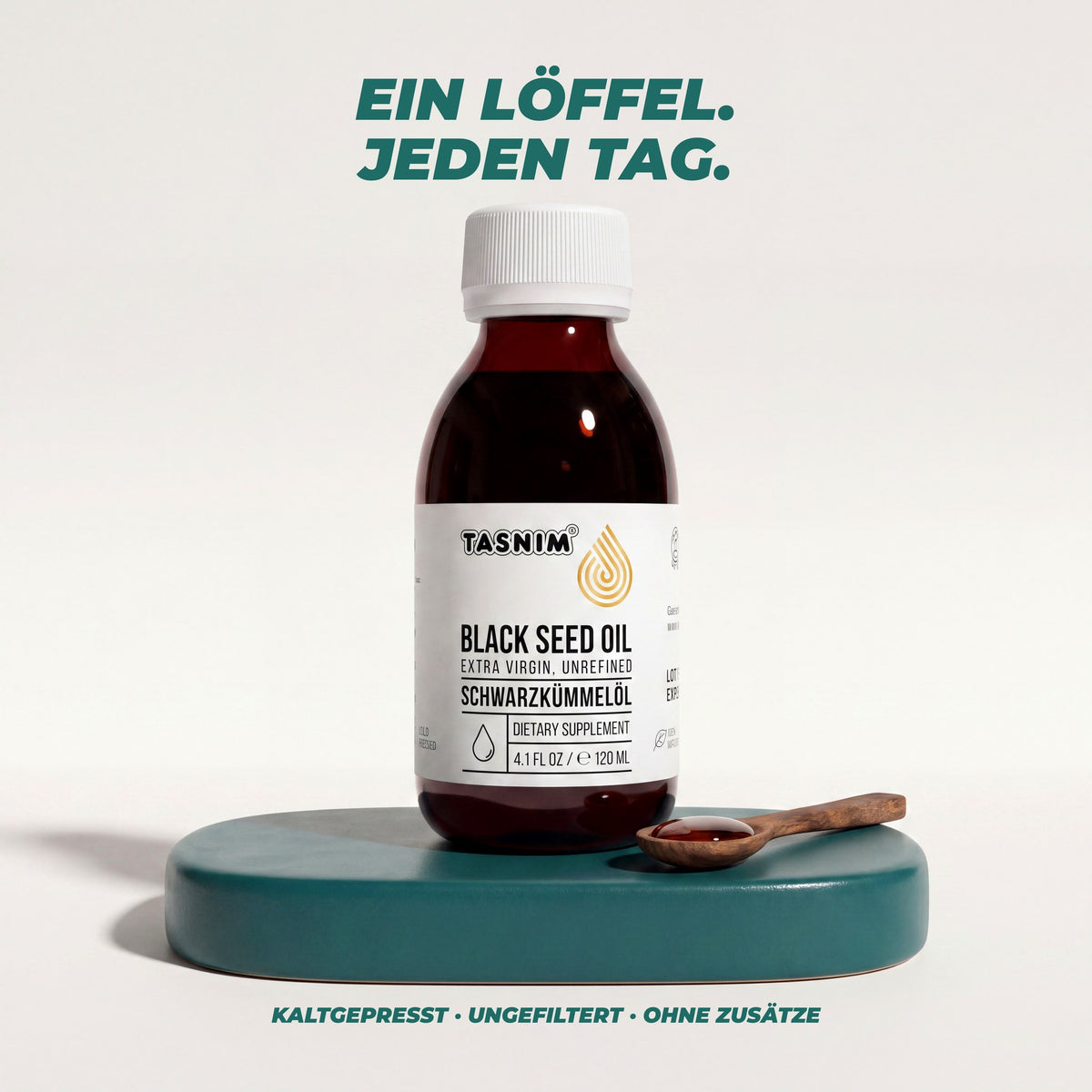 Tasnim Schwarzkümmelöl auf Petrol-Podest mit Schwarzkümmelsamen