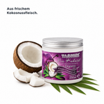Bio Kokosöl Tasnim 250 ml neben einer halbierten frischen Kokosnuss, weißen Kokosstücken und einem grünen Palmblatt auf weißem Hintergrund. Text: Aus frischem Kokosnussfleisch.