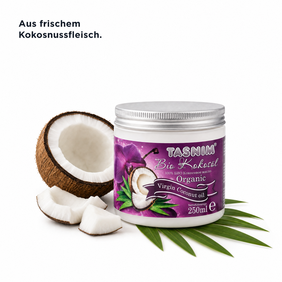 Bio Kokosöl Tasnim 250 ml neben einer halbierten frischen Kokosnuss, weißen Kokosstücken und einem grünen Palmblatt auf weißem Hintergrund. Text: Aus frischem Kokosnussfleisch.