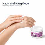 Anwendung als Pflegeöl: zwei Hände verteilen etwas weißes Kokosöl auf dem Handrücken, daneben das offene Glas Bio Kokosöl Tasnim. Text: Haut- und Haarpflege – nur zur äußerlichen Anwendung.