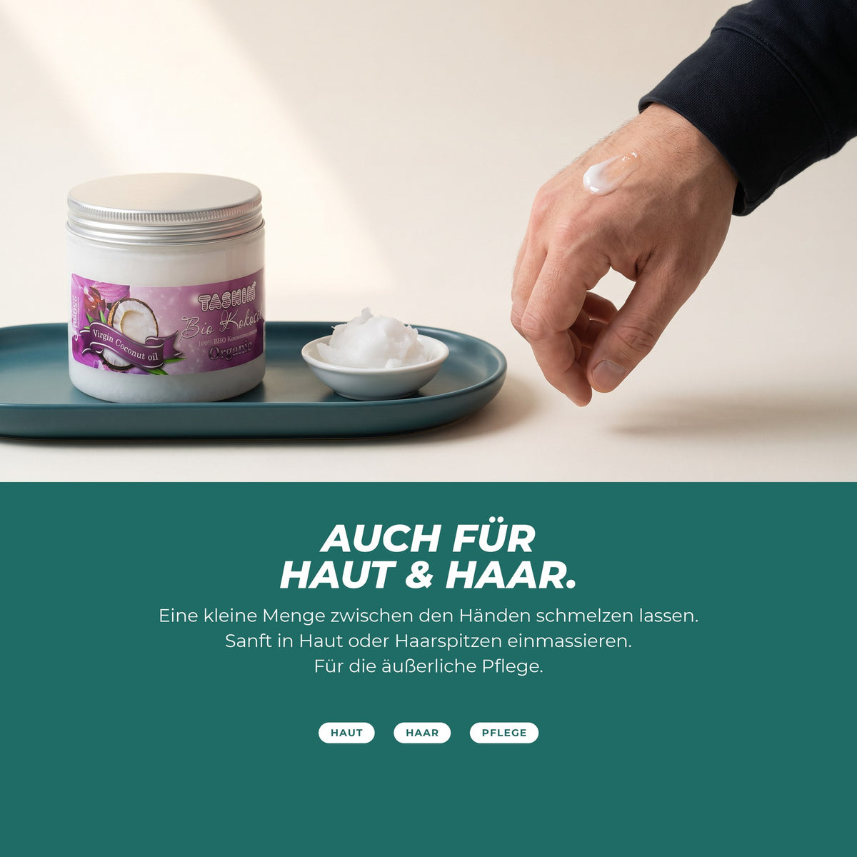 Auch für Haut und Haar: ein wenig Kokosöl schmilzt auf dem Handrücken, daneben das Glas Kokosöl