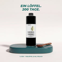 Ein Löffel, 200 Tage: die 1-Liter-Dose auf einem Petrol-Podest mit Holzlöffel – bei 1 Teelöffel (5 ml) täglich