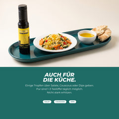Auch für die Küche: Flasche neben Couscous-Salat, einem Schälchen Arganöl und Fladenbrot – einige Tropfen zum Verfeinern, nicht stark erhitzen