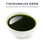 Bio Kürbiskernöl in einer weißen Schale – tiefdunkles Grün, die typische Farbe von steirischem Kürbiskernöl