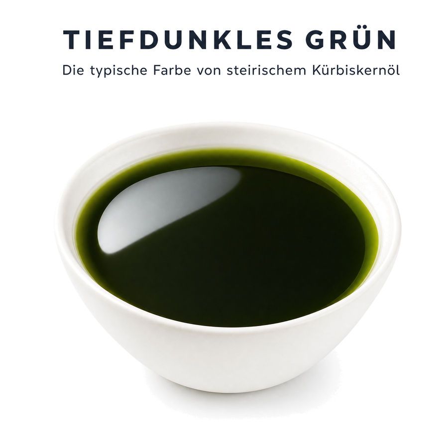 Bio Kürbiskernöl in einer weißen Schale – tiefdunkles Grün, die typische Farbe von steirischem Kürbiskernöl