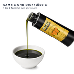 Bio Kürbiskernöl wird aus der 250-ml-Flasche in eine weiße Schale gegossen – samtig und dickflüssig, 1 bis 2 Teelöffel zum Verfeinern