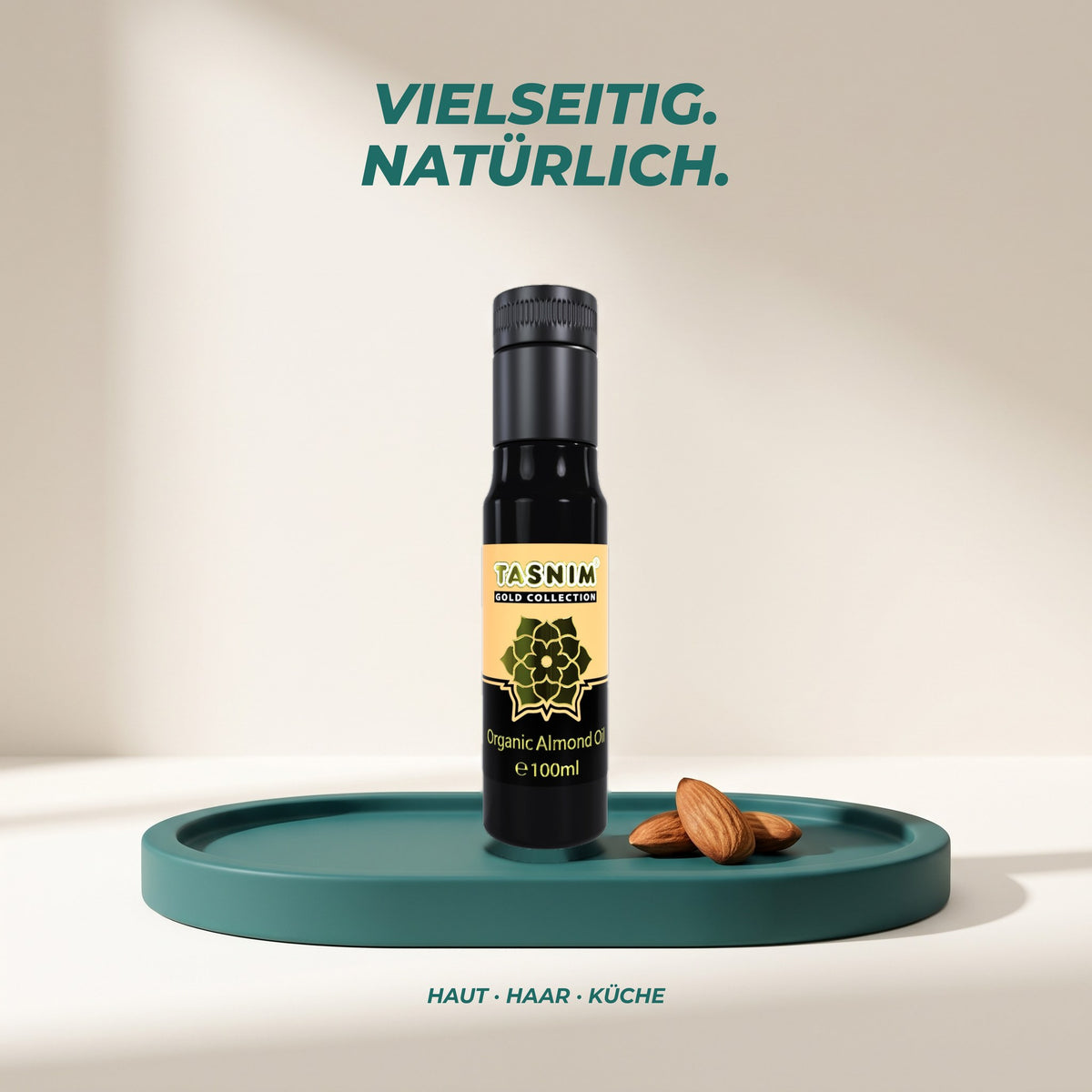 Vielseitig und natürlich: Mandelöl für Haut, Haar und Küche auf einem Petrol-Podest mit Mandeln