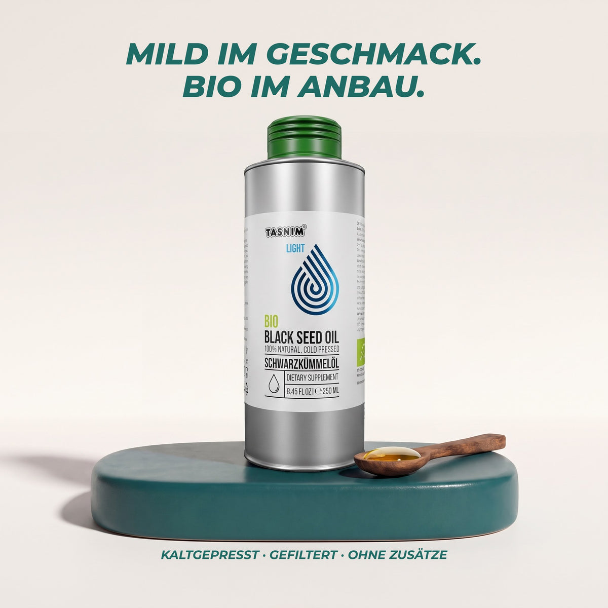 Mild im Geschmack, Bio im Anbau: Aludose auf Petrol-Podest mit Holzlöffel