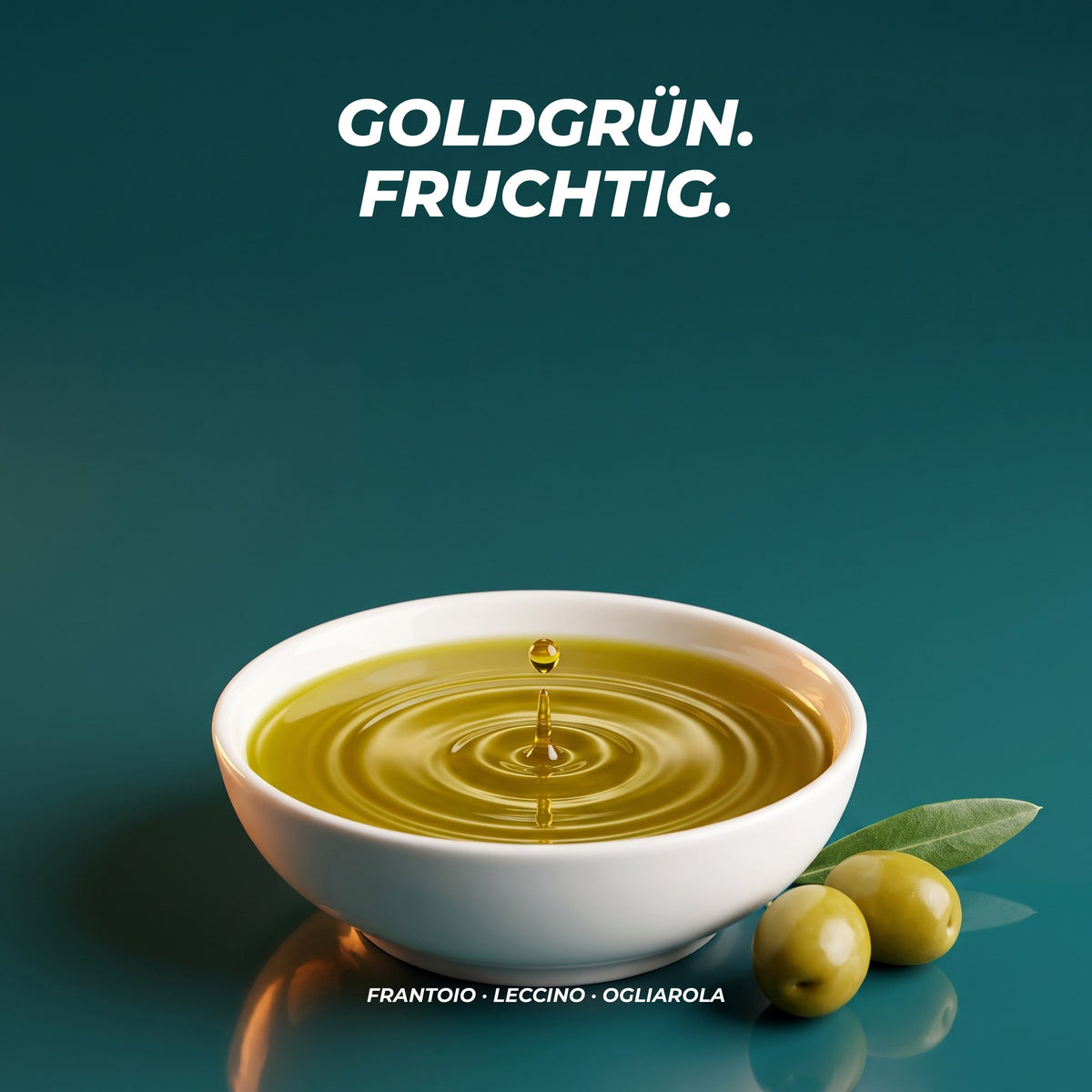 Goldgrünes Olivenöl in einer weißen Schale mit Tropfen und feinen Ringen, daneben grüne Oliven – aus den Sorten Frantoio, Leccino und Ogliarola