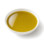 Bio Olivenöl Extra Virgin von Tasnim in einer weißen Keramikschale, von schräg oben fotografiert, zeigt die natürliche goldgrüne Farbe des ungefilterten Öls vor reinweißem Hintergrund.