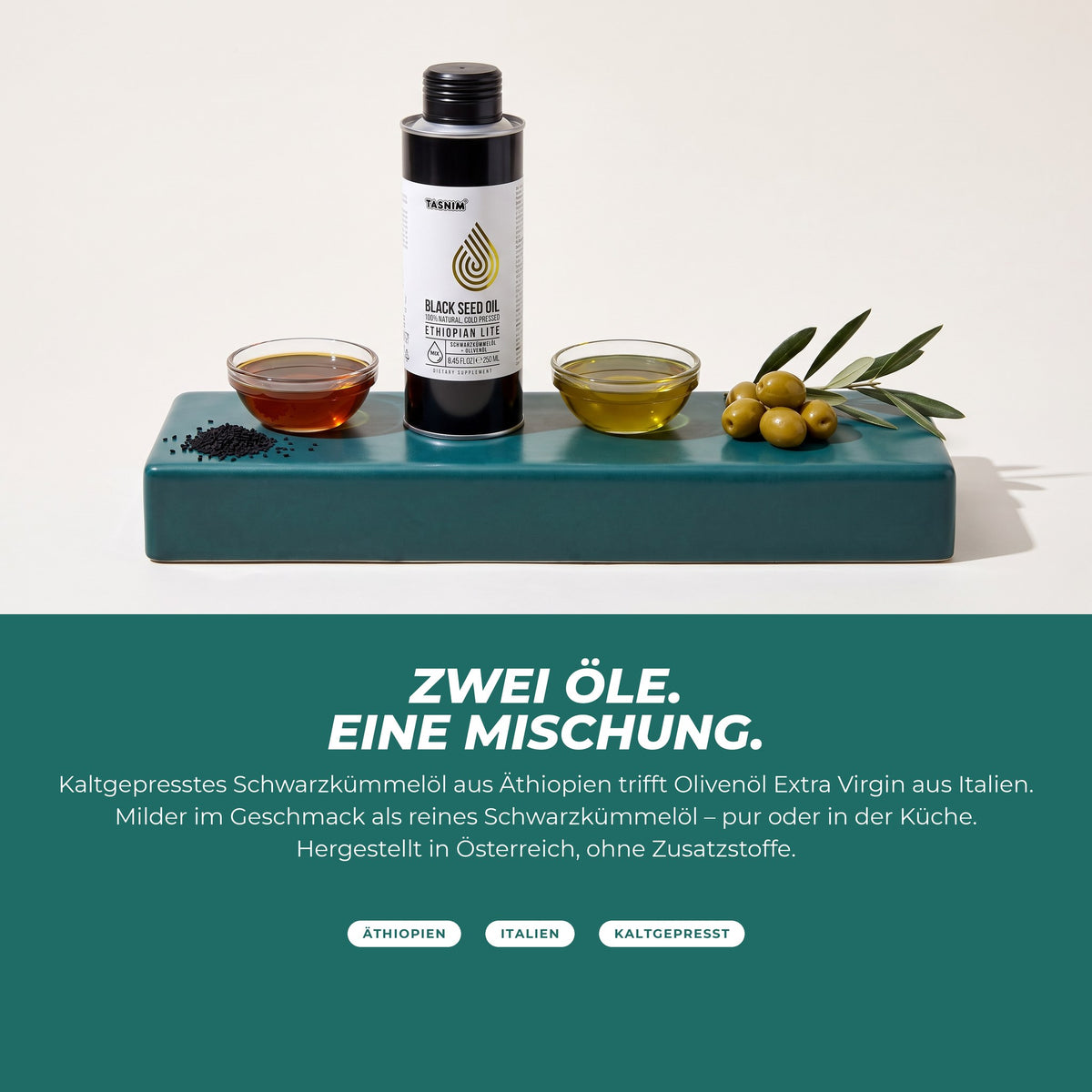 Zwei Öle, eine Mischung: Schwarzkümmelöl und Olivenöl Extra Virgin mit Samen, Oliven und Olivenzweig