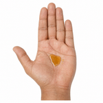 Offene Hand mit goldenem Bartöl in der Handfläche vor weißem Hintergrund