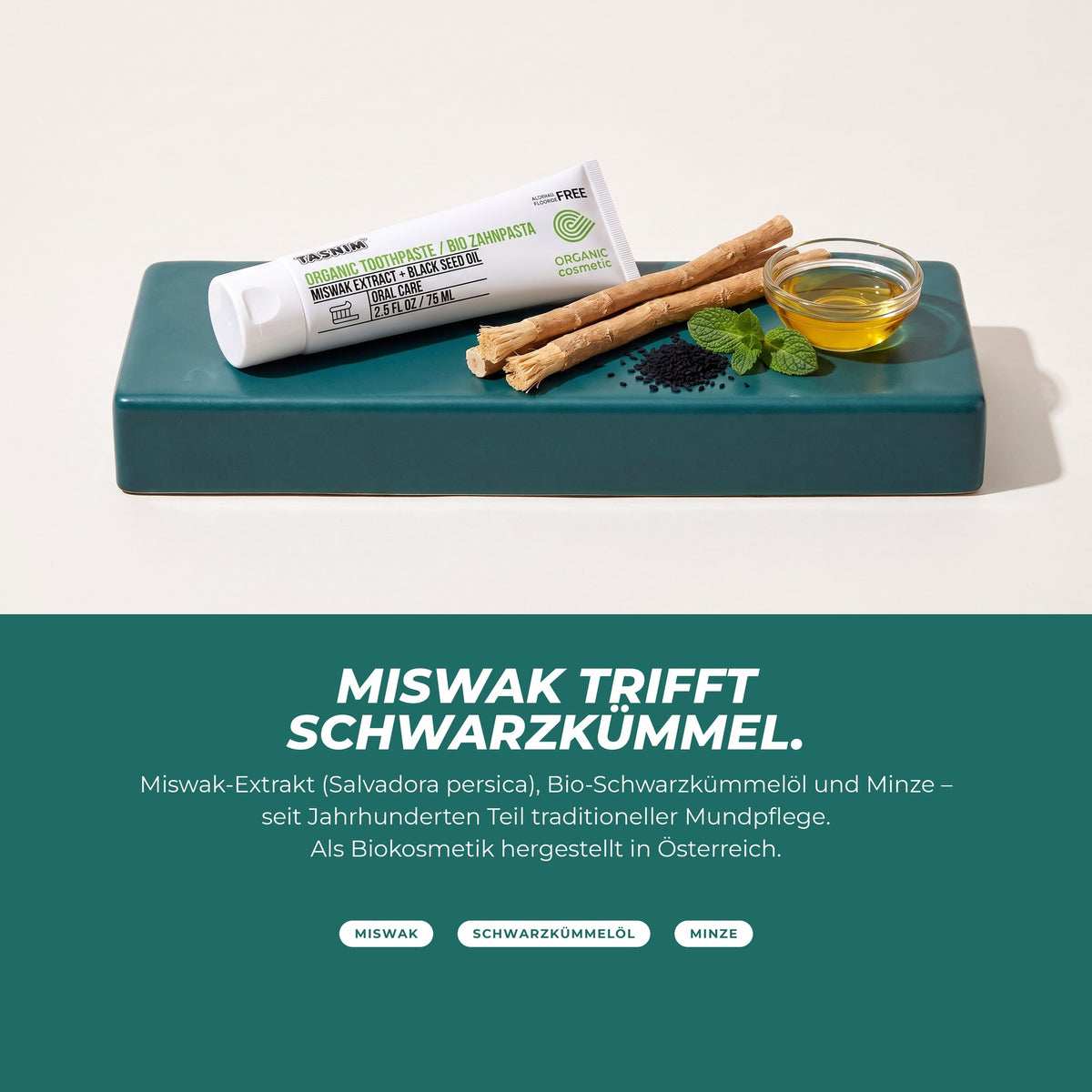 Miswak trifft Schwarzkümmel: Miswak-Stäbchen, Schwarzkümmelsamen, Minze und Öl neben der Zahnpasta-Tube