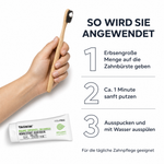 Anwendung der Tasnim Bio-Zahnpasta in drei Schritten: erbsengroße Menge auf die Zahnbürste geben, ca. 1 Minute sanft putzen, ausspucken und mit Wasser ausspülen. Eine Hand hält eine Bambus-Zahnbürste, daneben die 75-ml-Tube.