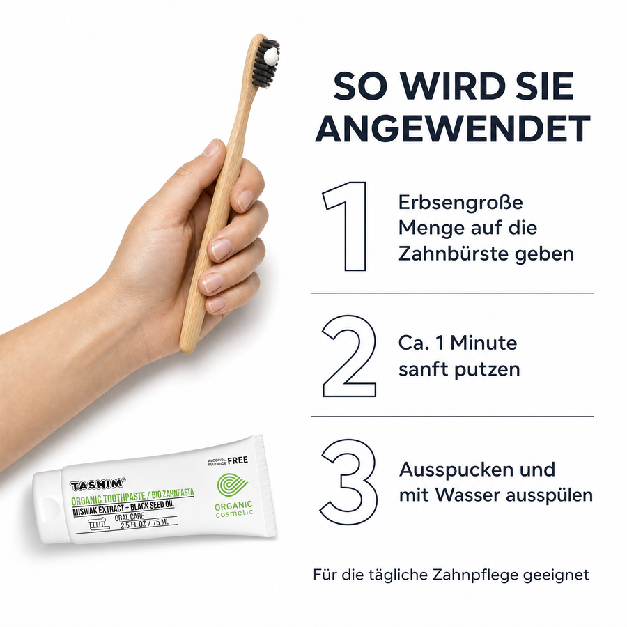 Anwendung der Tasnim Bio-Zahnpasta in drei Schritten: erbsengroße Menge auf die Zahnbürste geben, ca. 1 Minute sanft putzen, ausspucken und mit Wasser ausspülen. Eine Hand hält eine Bambus-Zahnbürste, daneben die 75-ml-Tube.