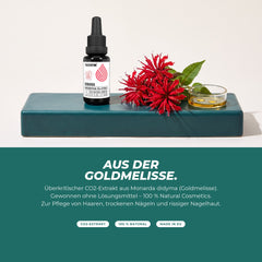 Aus der Goldmelisse: Pipettenflasche neben frischen roten Monarda-Blüten – überkritischer CO2-Extrakt ohne Lösungsmittel für Haare, Nägel und Nagelhaut
