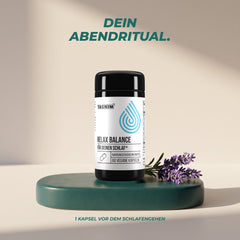 Dein Abendritual: die Dose auf einem Petrol-Podest mit Lavendel – 1 Kapsel vor dem Schlafengehen