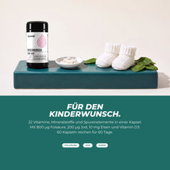 Für den Kinderwunsch: Dose mit Kapseln, gestrickten Babyschuhen und Spinat – 22 Nährstoffe mit Folsäure, Jod, Eisen und Vitamin D3