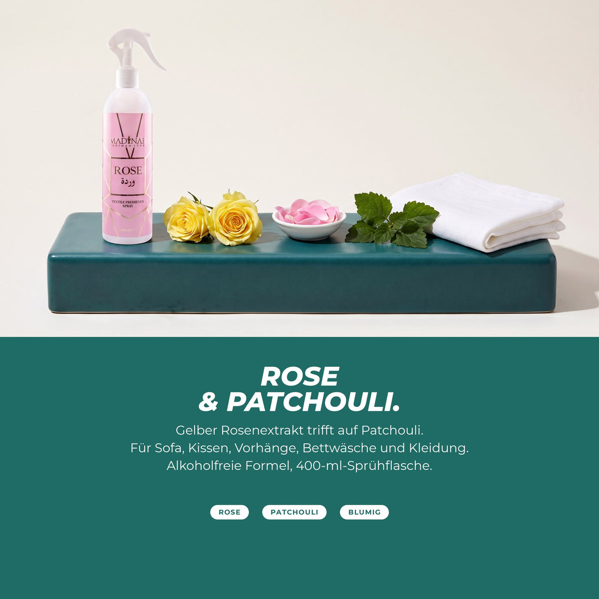 Die Duftnoten: Sprühflasche mit gelben Rosen, Rosenblättern, Patchouli und einem Leinentuch