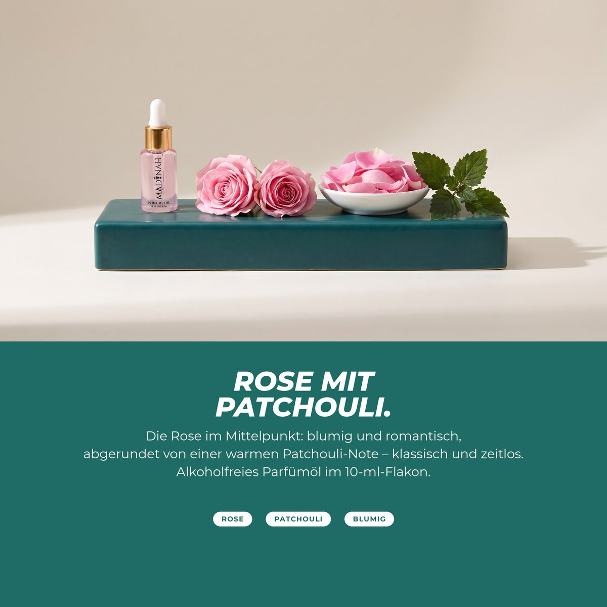 Die Duftnoten: Flakon mit Rosen, Rosenblättern und Patchouli-Blättern